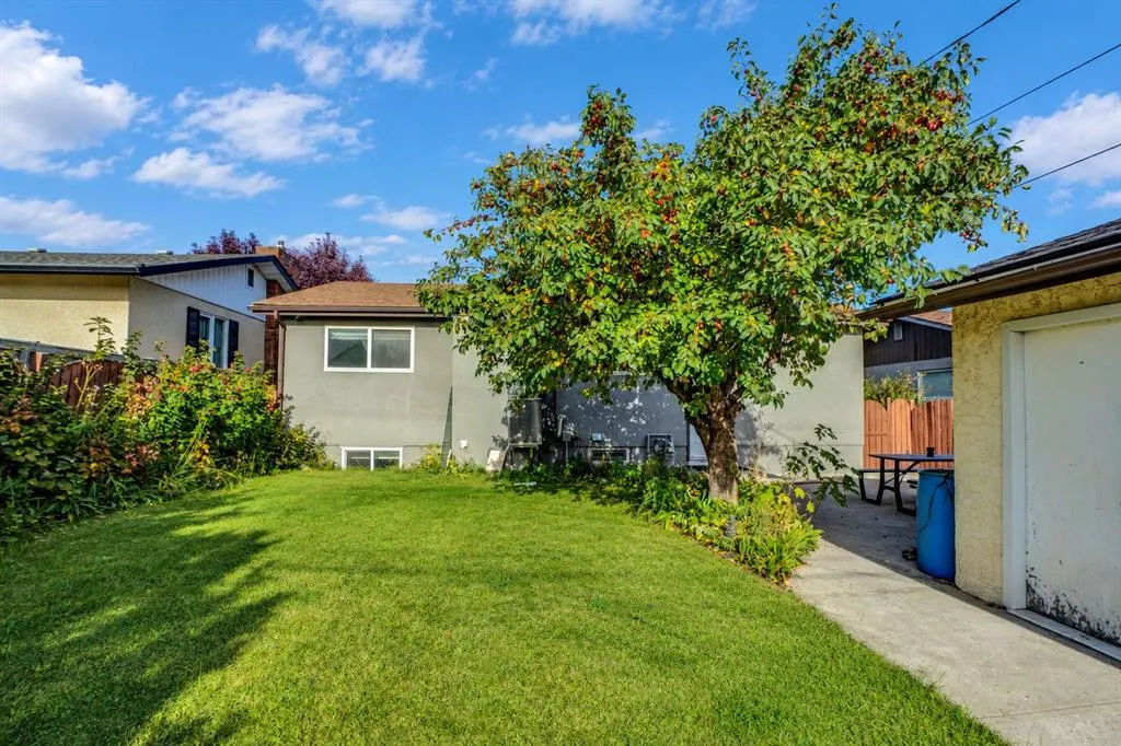 1115 Marcombe Crescent NE