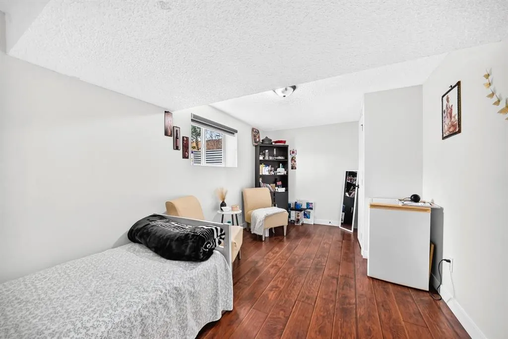 135 Whiteview Close NE