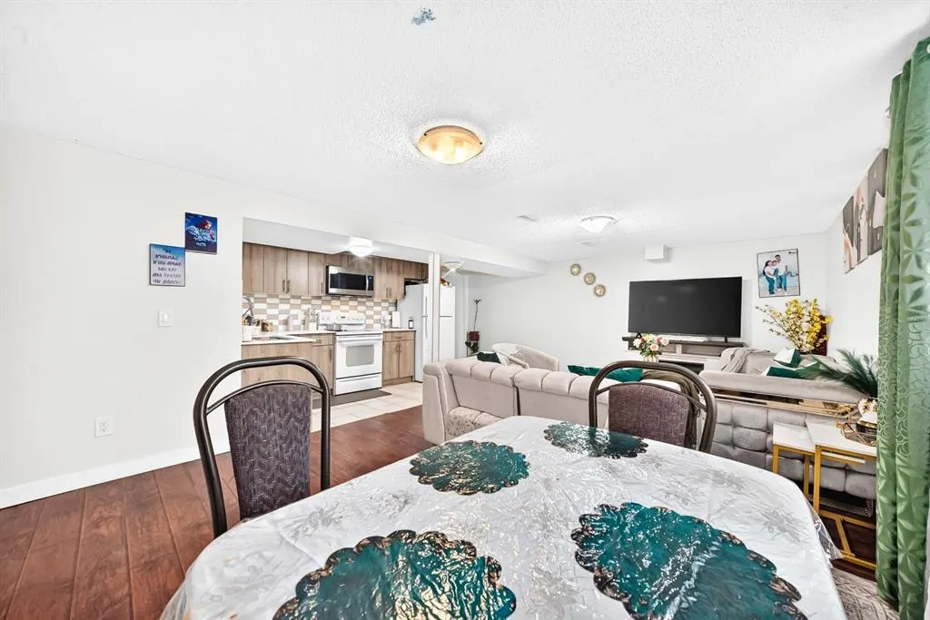 135 Whiteview Close NE