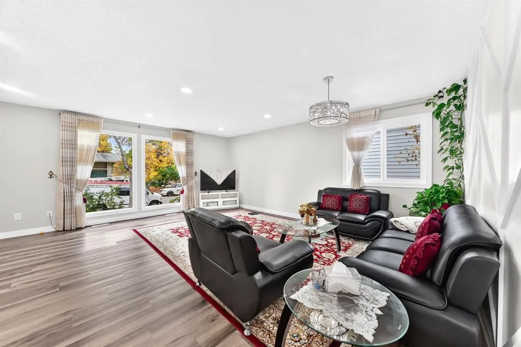 135 Whiteview Close NE