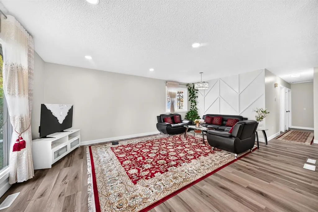 135 Whiteview Close NE