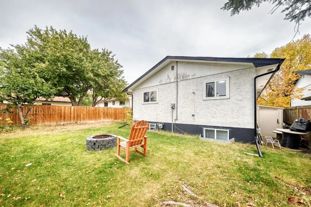 135 Whiteview Close NE