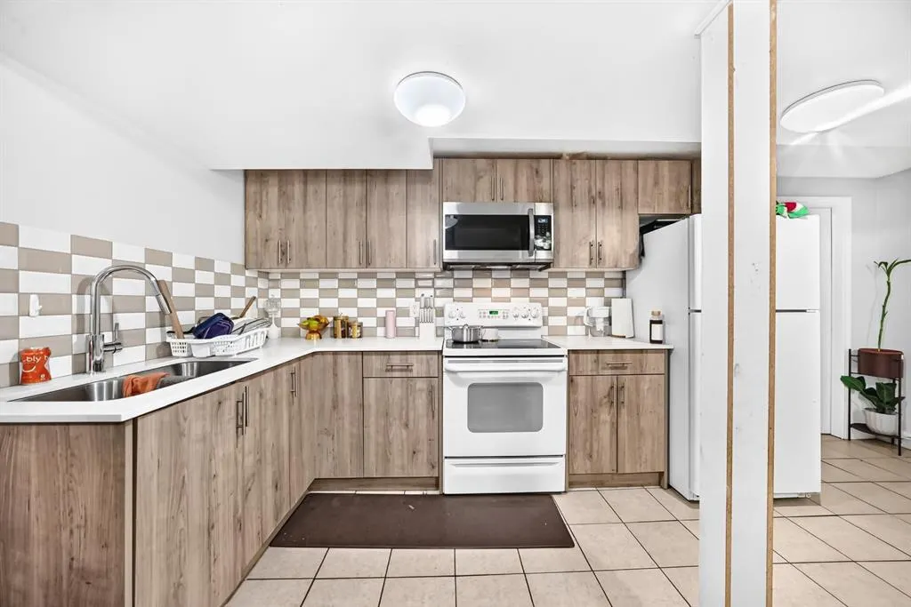 135 Whiteview Close NE