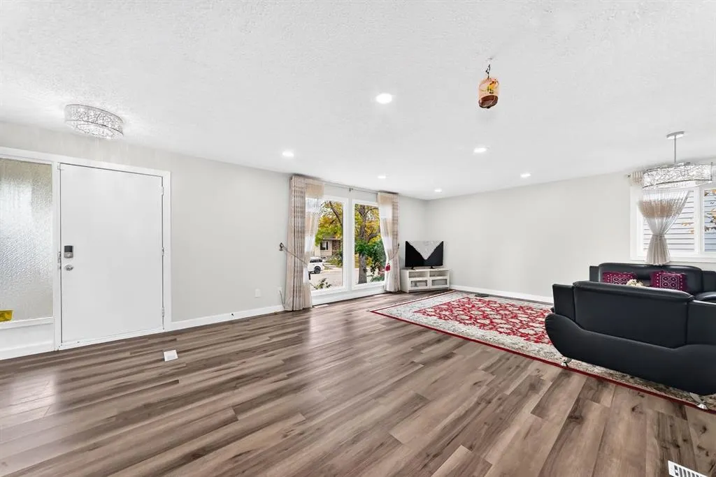135 Whiteview Close NE