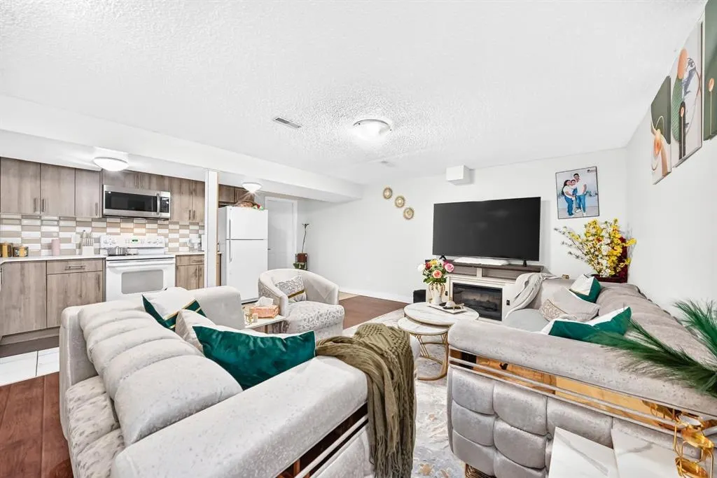 135 Whiteview Close NE