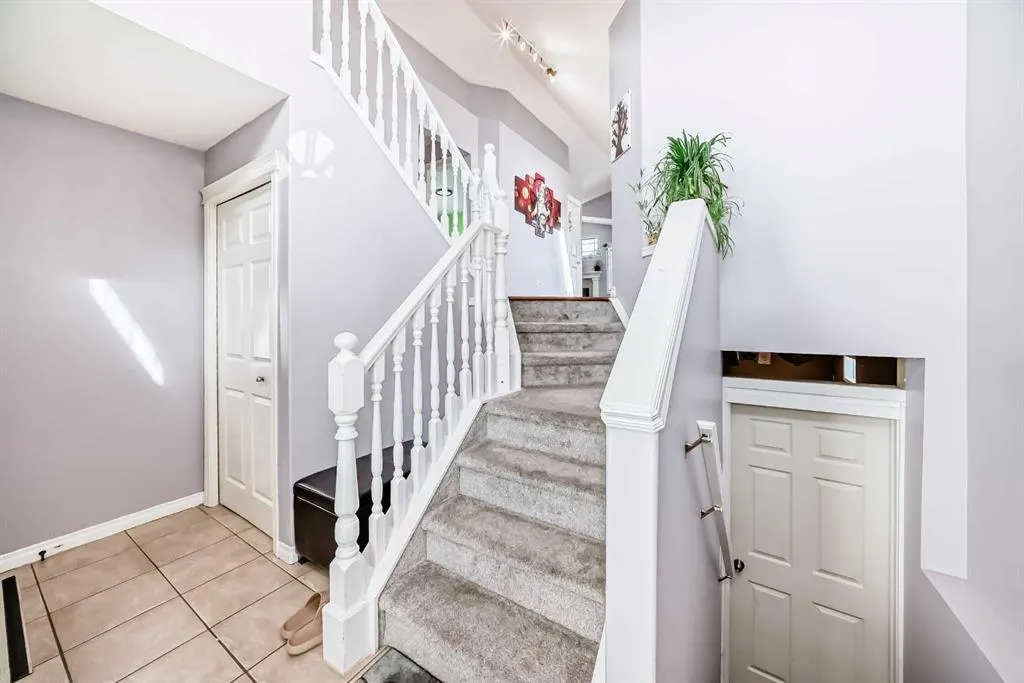 44 Canoe Square SW