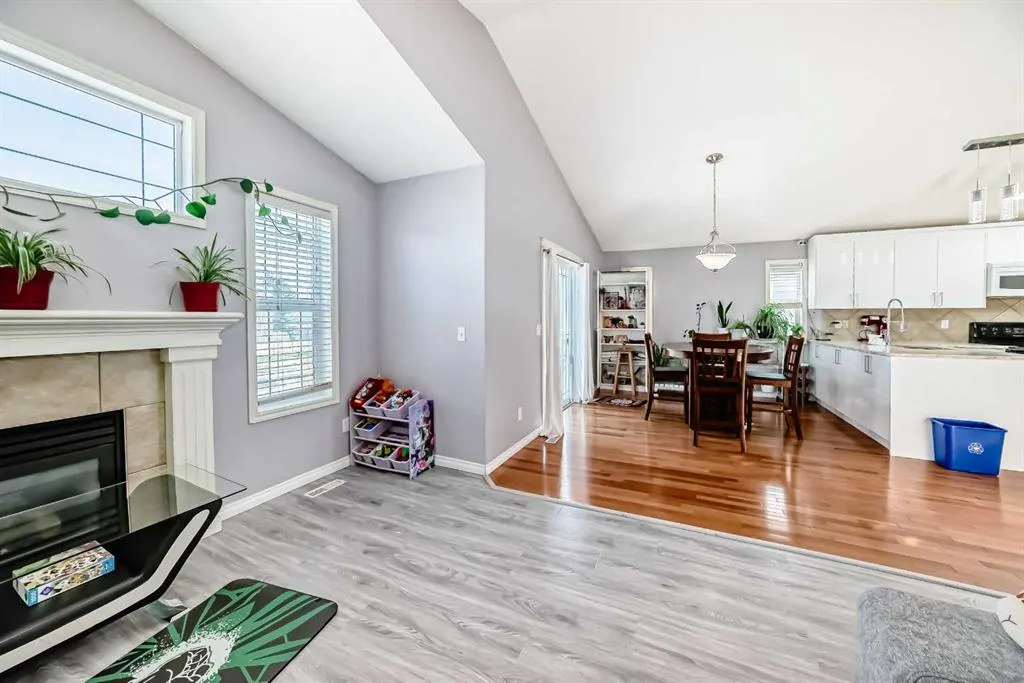 44 Canoe Square SW