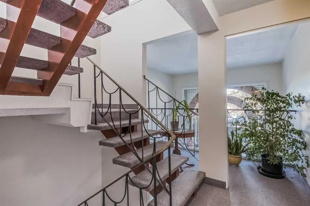 520 Cedar Crescent SW #202