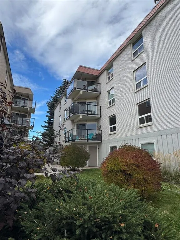 520 Cedar Crescent SW #202