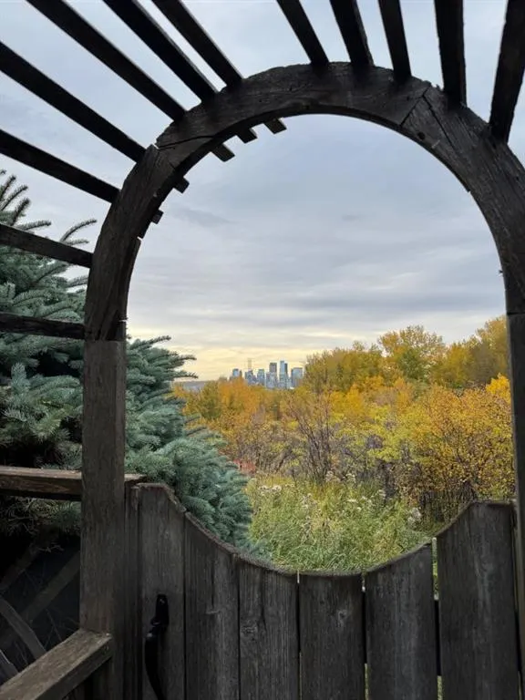 520 Cedar Crescent SW #202