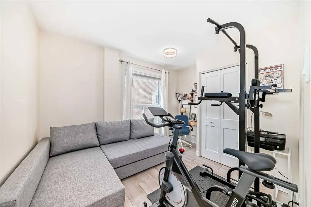 520 Cedar Crescent SW #202