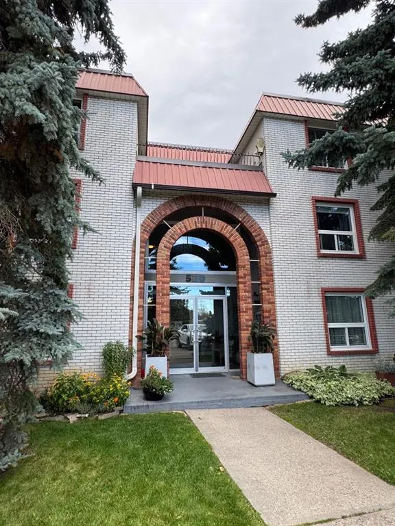 520 Cedar Crescent SW #202