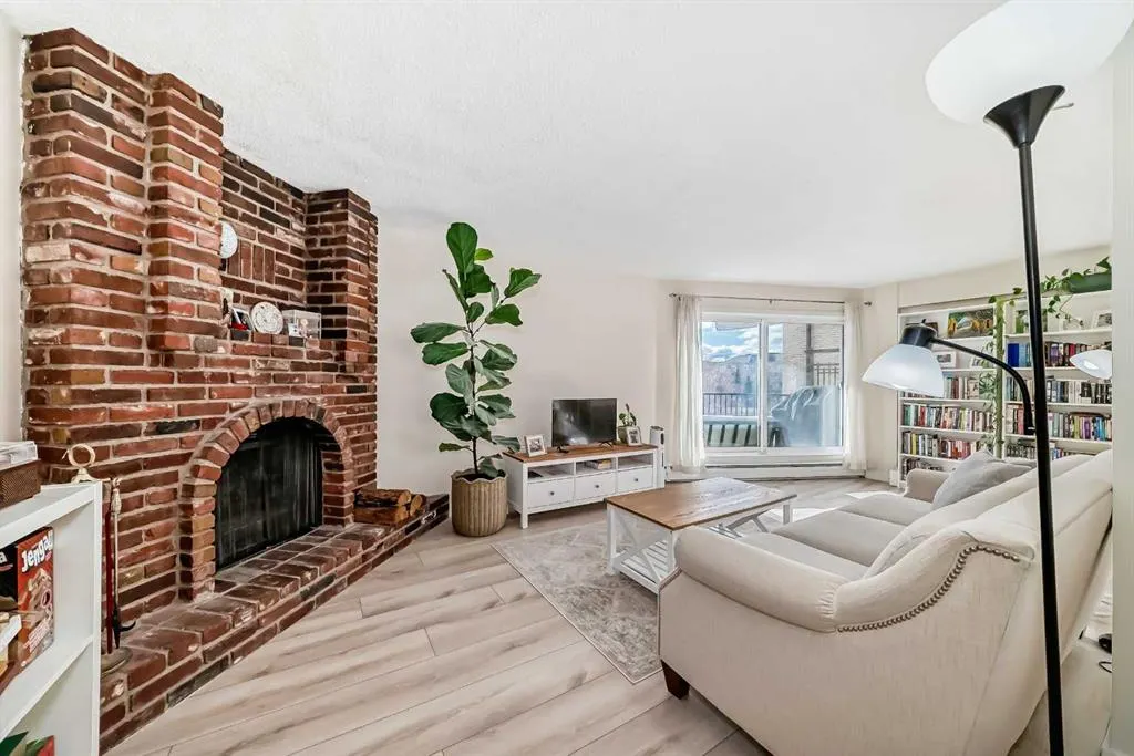 520 Cedar Crescent SW #202