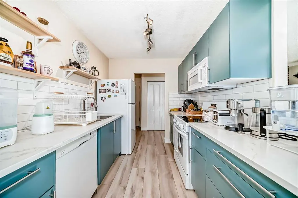 520 Cedar Crescent SW #202