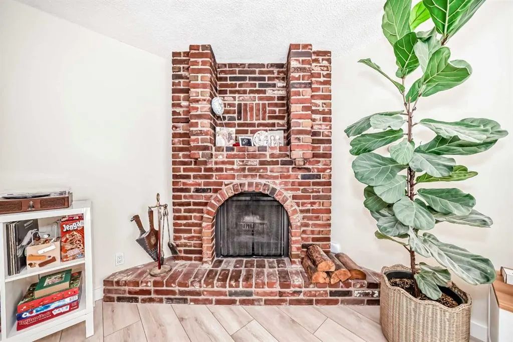 520 Cedar Crescent SW #202