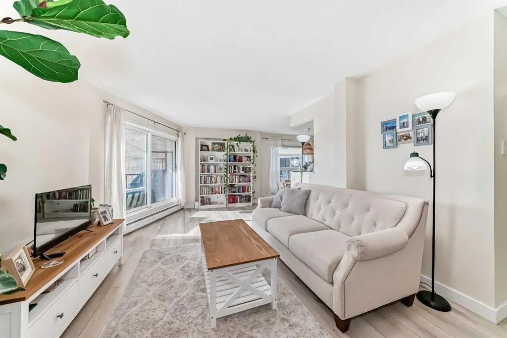 520 Cedar Crescent SW #202