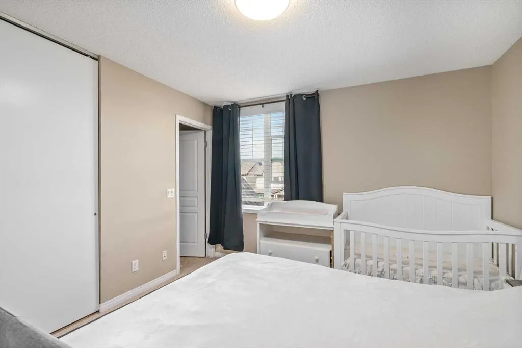 240 Elgin Meadows Gardens SE
