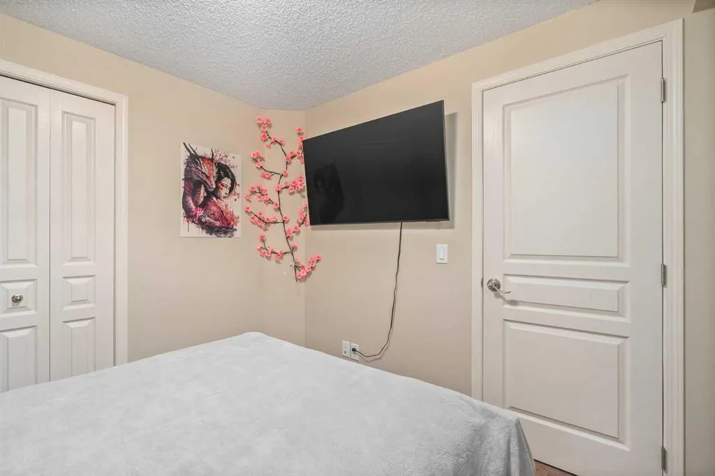240 Elgin Meadows Gardens SE