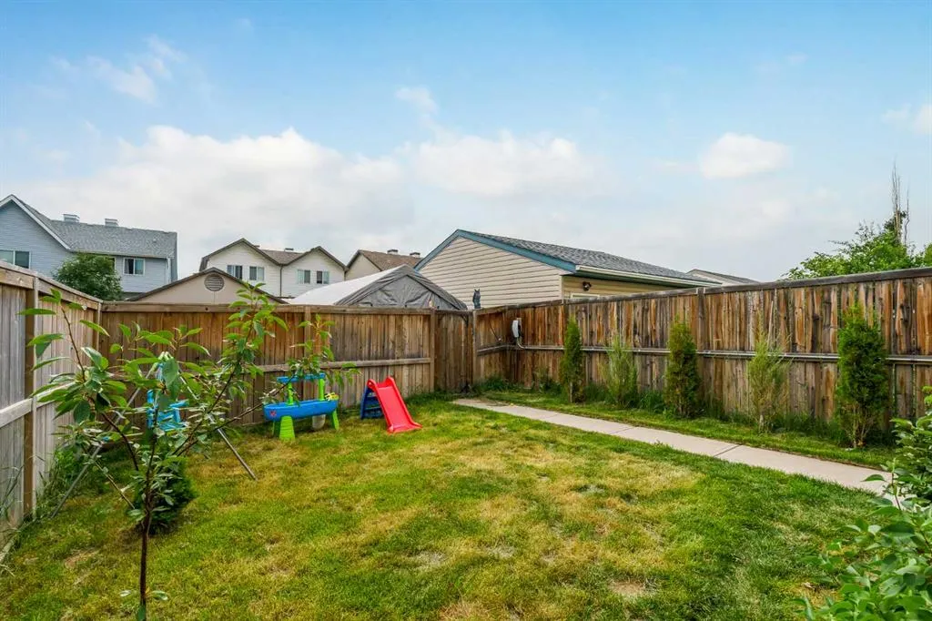 240 Elgin Meadows Gardens SE