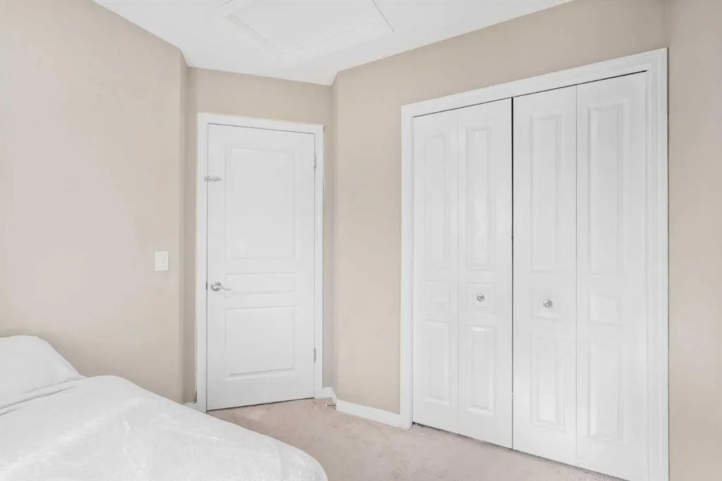 240 Elgin Meadows Gardens SE
