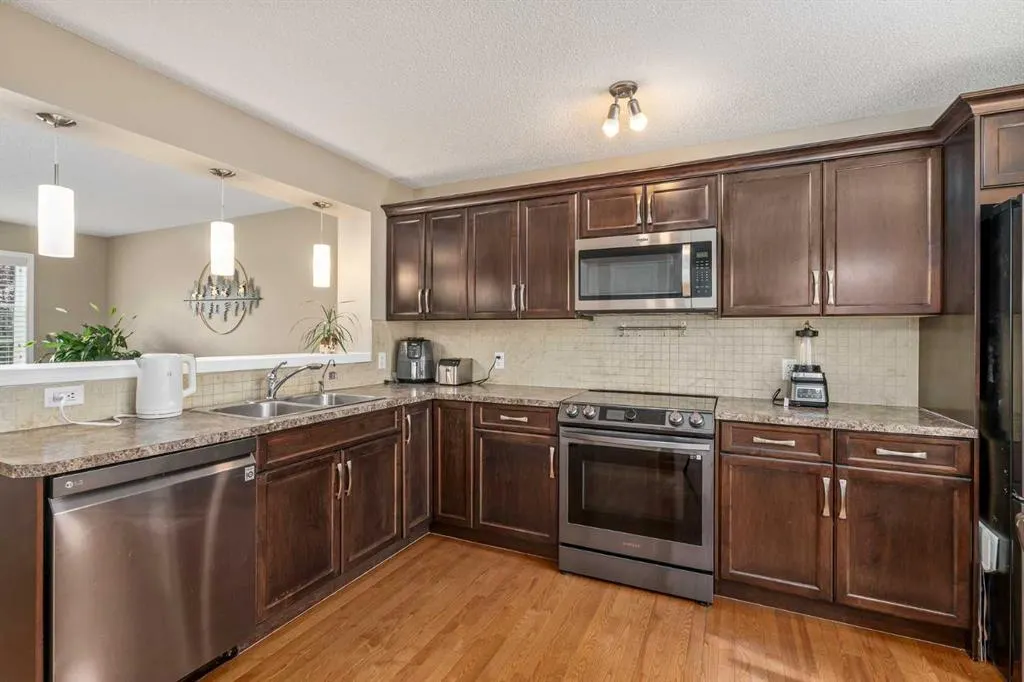 240 Elgin Meadows Gardens SE