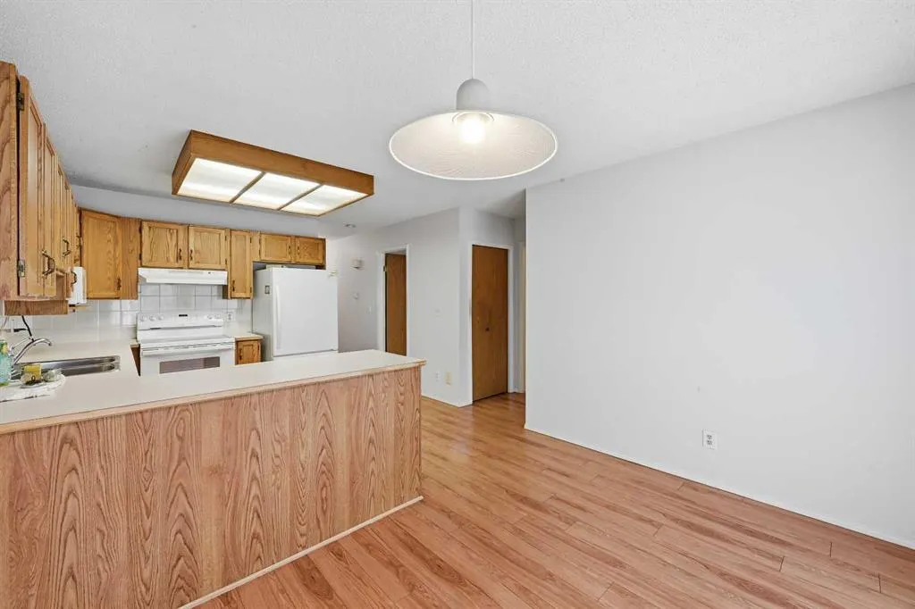 60 Rundlelawn Green NE