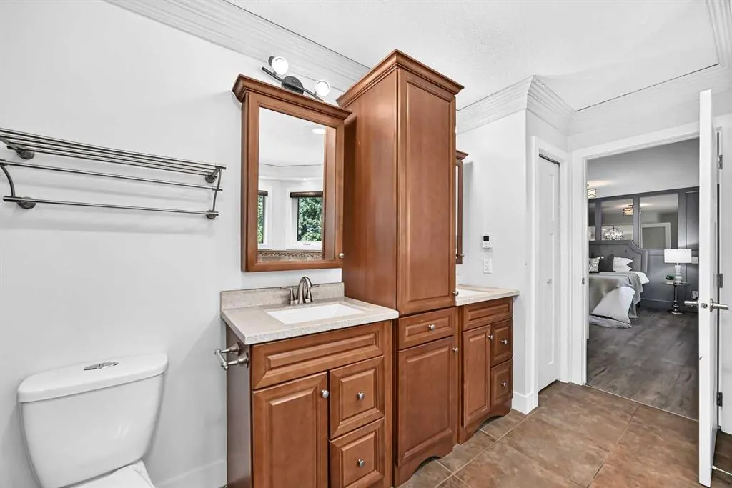 884 EAST CHESTERMERE Drive