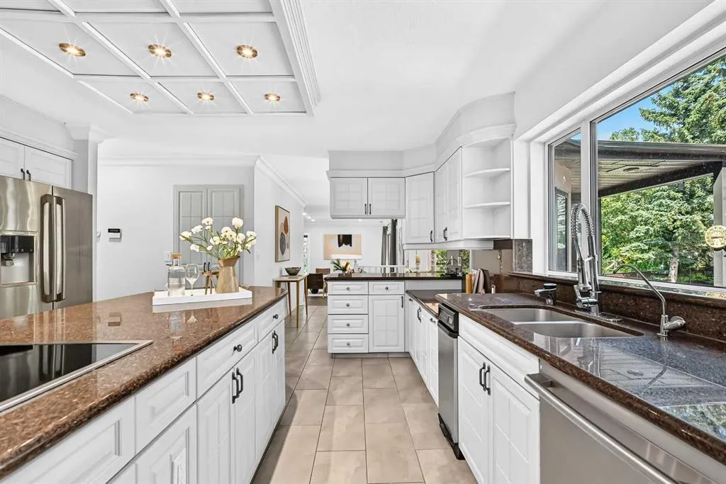 884 EAST CHESTERMERE Drive