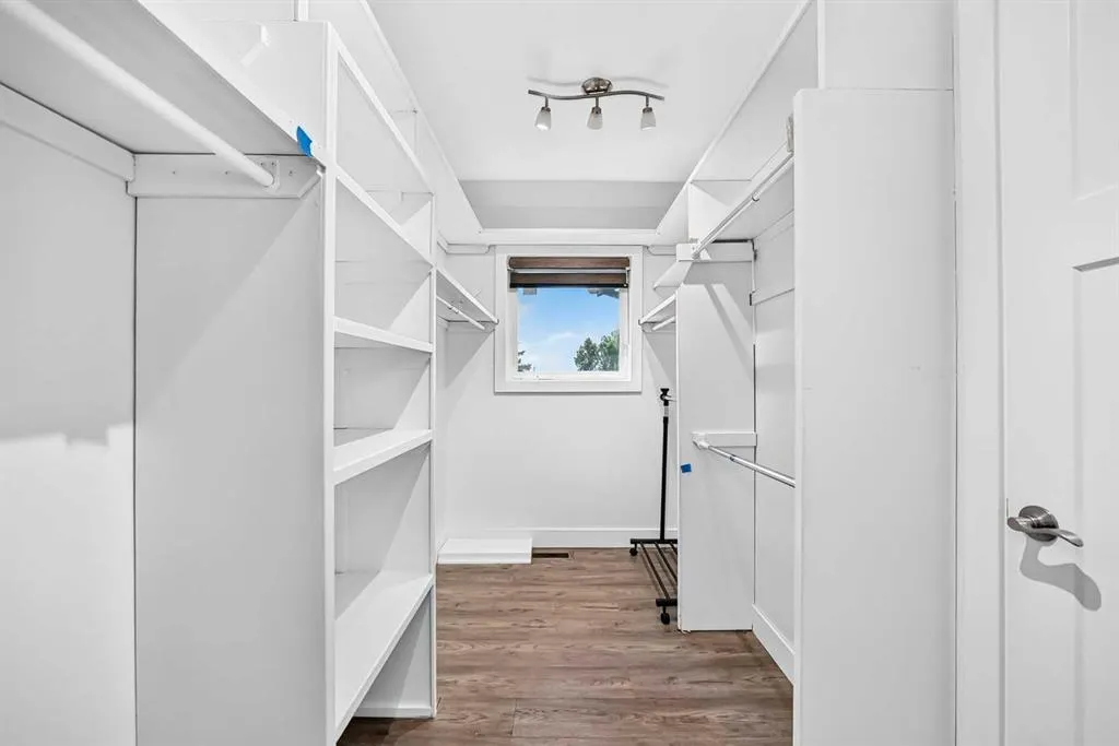 884 EAST CHESTERMERE Drive