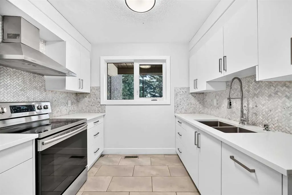884 EAST CHESTERMERE Drive