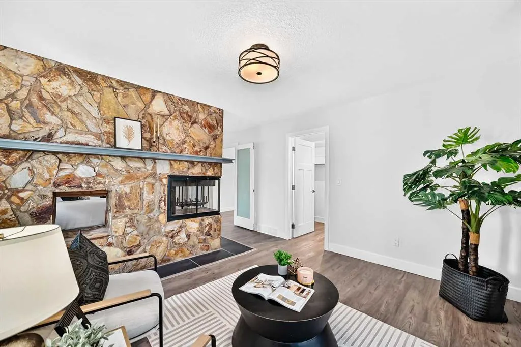 884 EAST CHESTERMERE Drive