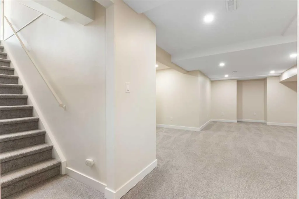 48 Strathclair Rise SW