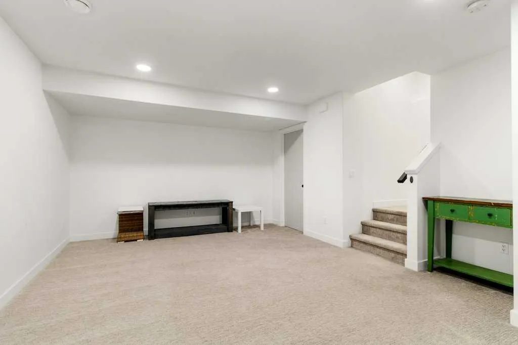 32 Iron Gate Boulevard