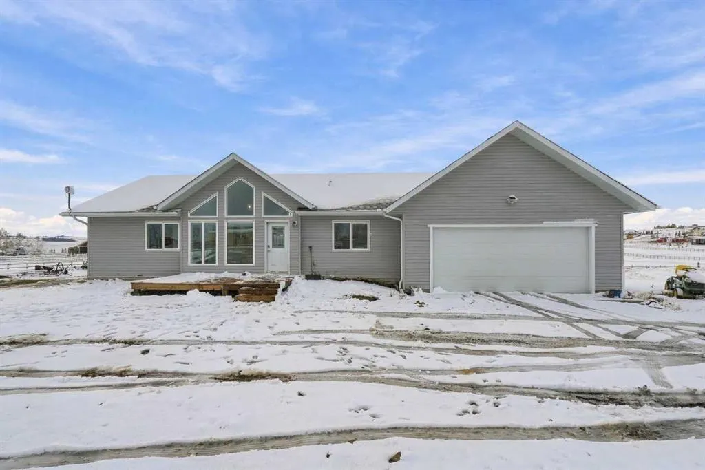 387076 2 Street W