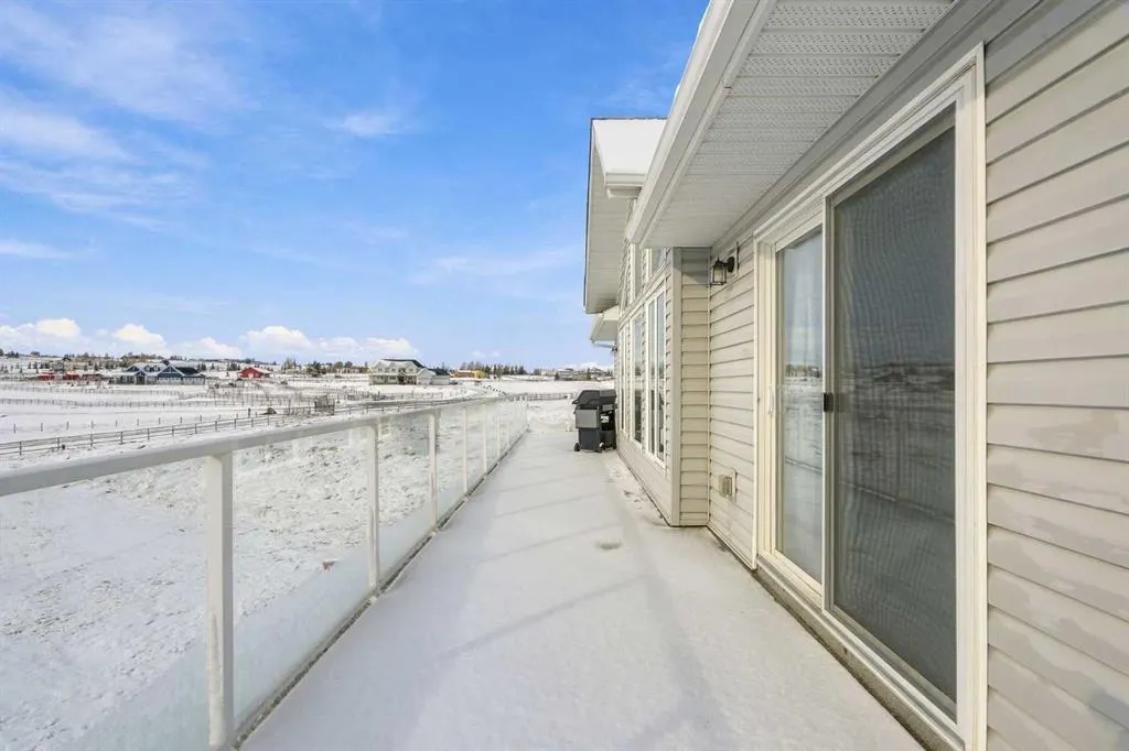 387076 2 Street W