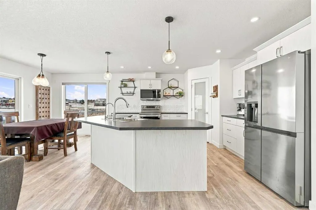 387076 2 Street W