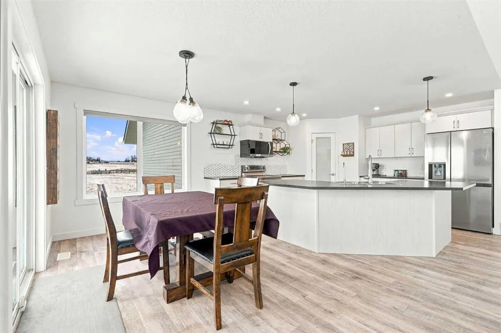 387076 2 Street W
