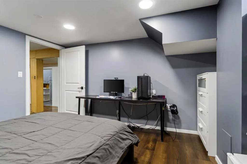 6516 Crowchild Trail SW