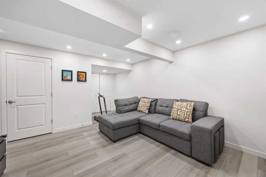251 Chinook Gate Boulevard SW