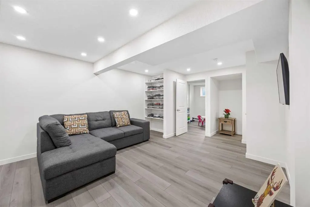 251 Chinook Gate Boulevard SW