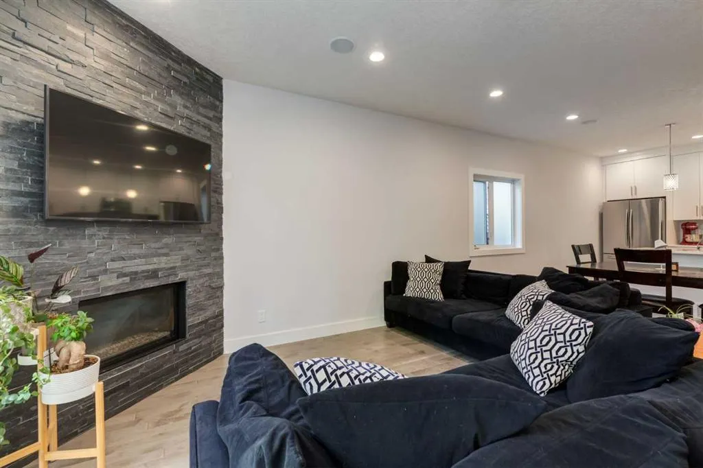 306 12 Avenue NE #1