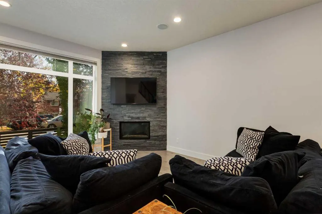 306 12 Avenue NE #1