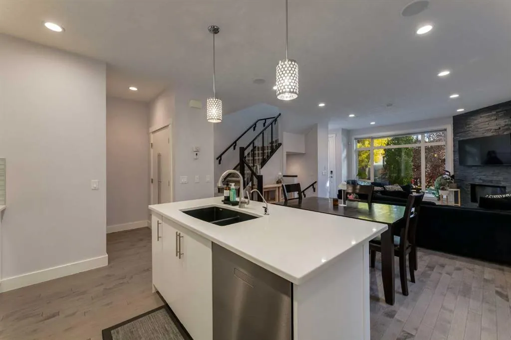 306 12 Avenue NE #1