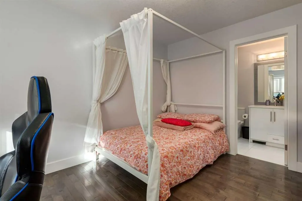 306 12 Avenue NE #1