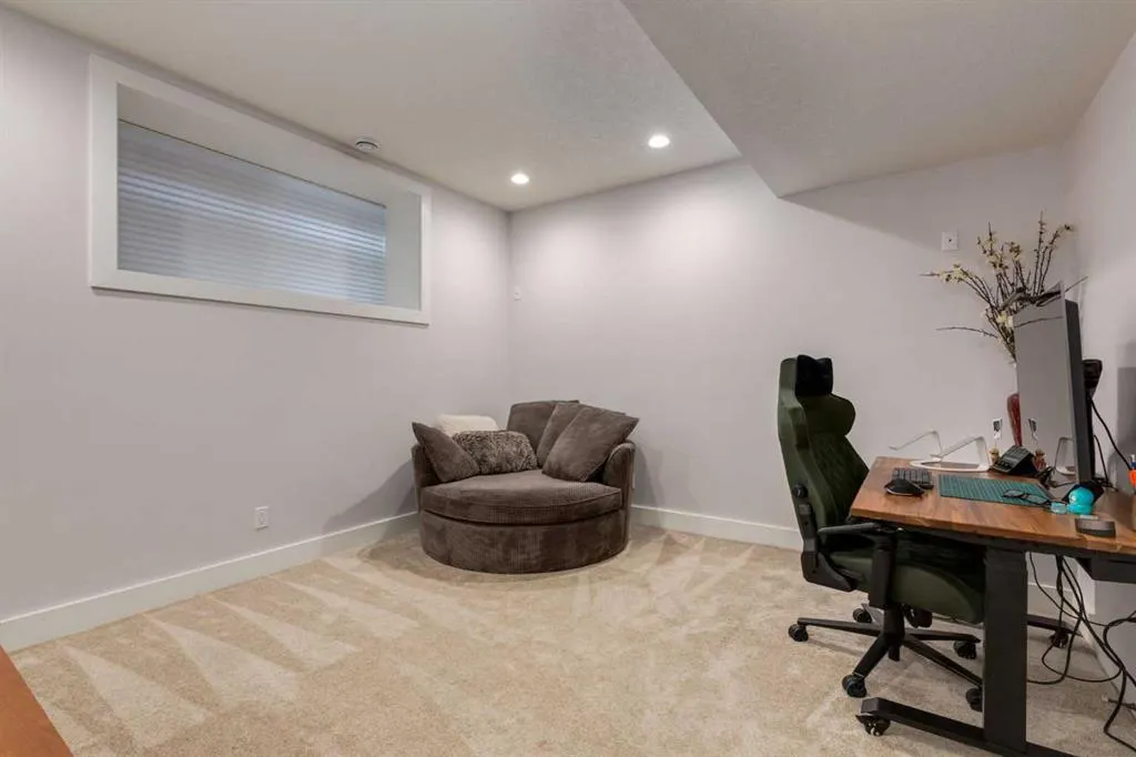 306 12 Avenue NE #1