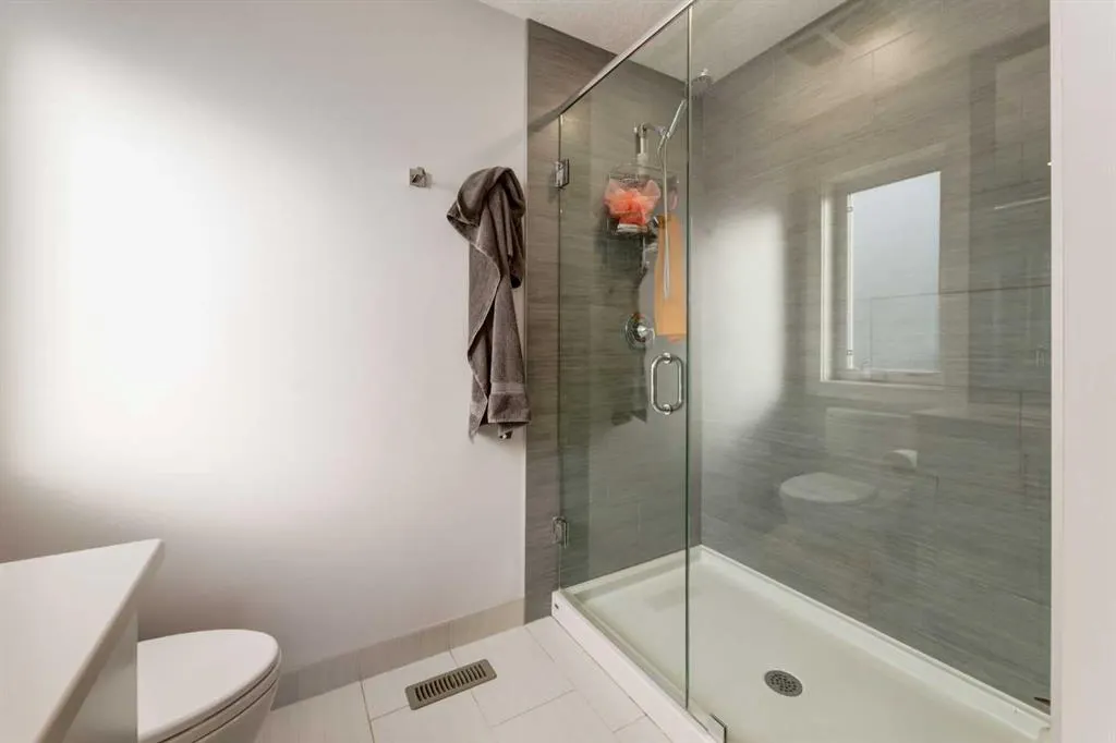 306 12 Avenue NE #1