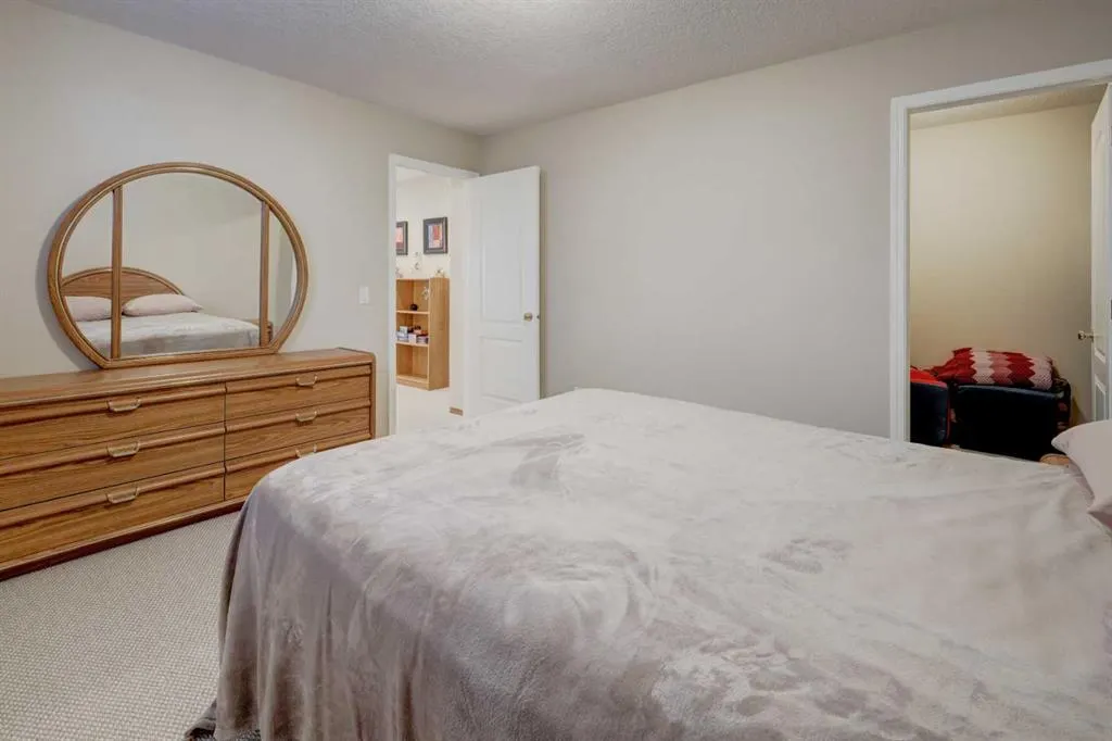 45 Panorama Hills Manor NW