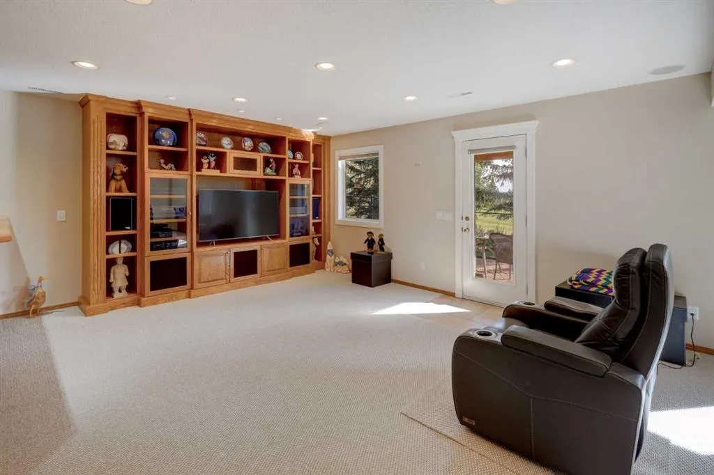 45 Panorama Hills Manor NW