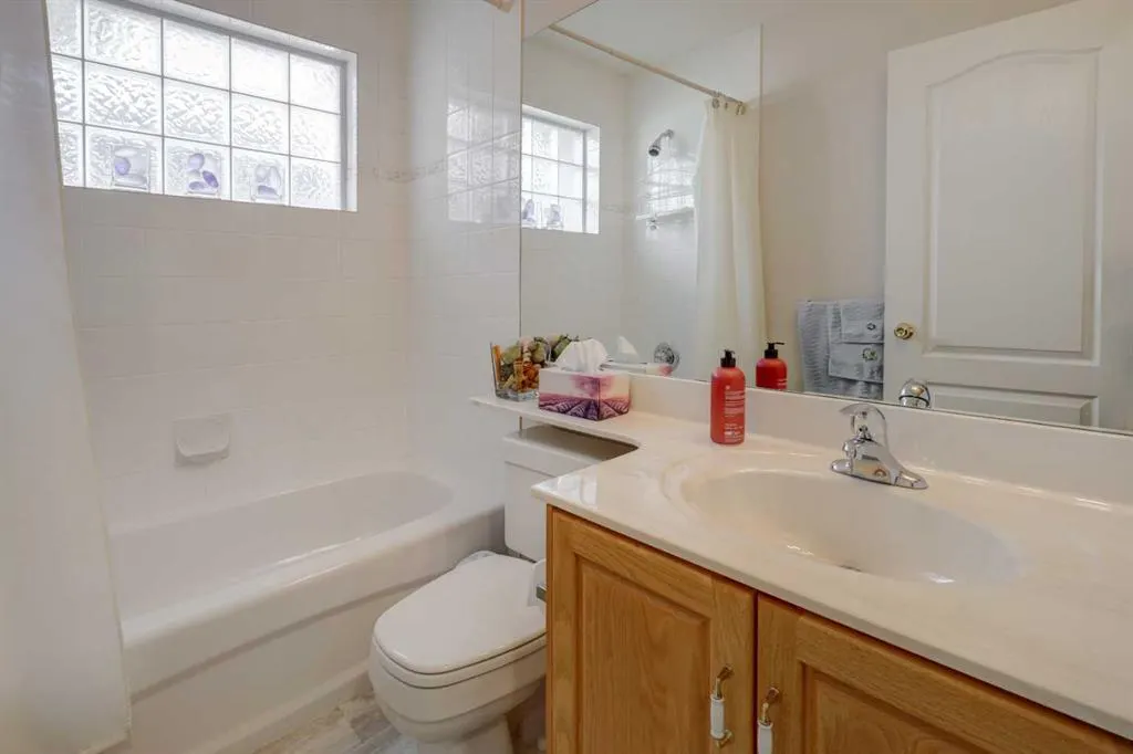45 Panorama Hills Manor NW