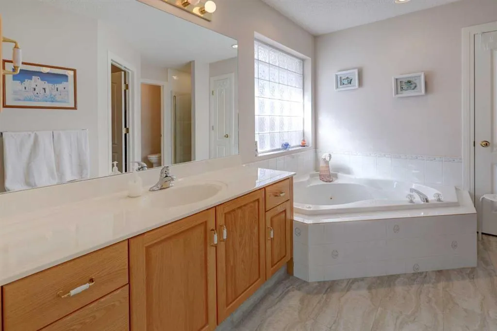 45 Panorama Hills Manor NW